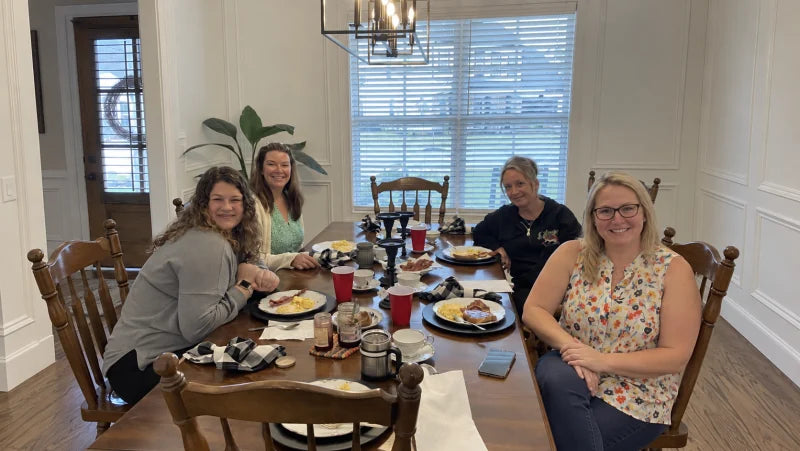Familia desayunando junta